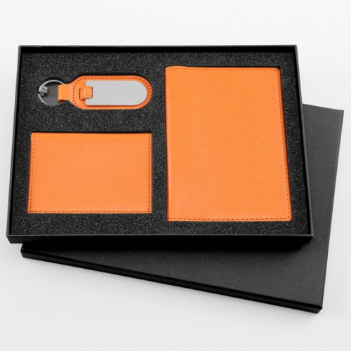 Coffret cadeau porte-clés, porte-carte et un protège passeport en simili-cuir